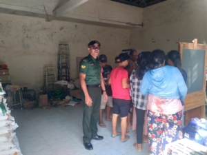 Tegas dan Humanis, Babinsa Desa Sidan Pantau Langsung Proses Penyaluran Beras CBP