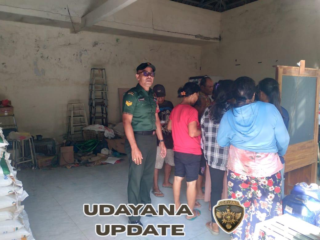 Tegas dan Humanis, Babinsa Desa Sidan Pantau Langsung Proses Penyaluran Beras CBP