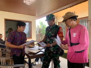 Babinsa Koramil 1616-06/Tegallalang Jaga Ketertiban Distribusi Beras di Desa Binaan