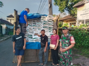 Babinsa Samplangan Kawal Distribusi 306 Paket Beras CBP di Gianyar