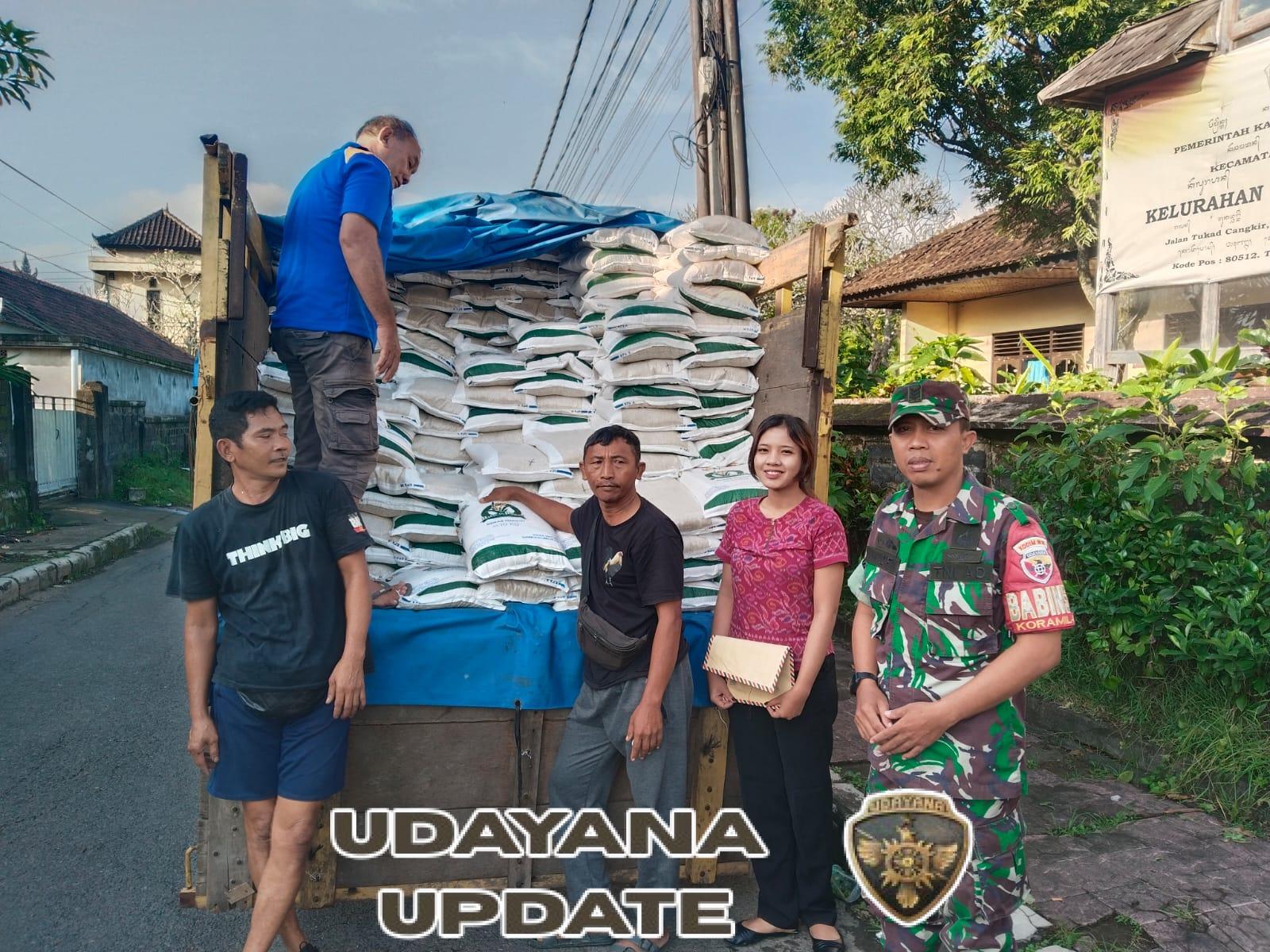 Babinsa Samplangan Kawal Distribusi 306 Paket Beras CBP di Gianyar