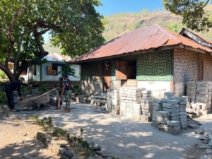 TMMD Kodim 1622/Alor Fokus Penataan Rumah Warga di Kiraman Lewat Program Tambahan