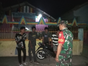 Kolaborasi Babinsa Koramil 1614-01/Dompu dan Masyarakat untuk Keamanan Lingkungan