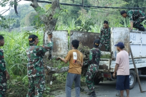 Peduli Lingkungan, Prajurit Yonif 742/SWY Laksanakan Aksi Bersih-Bersih di Perampuan