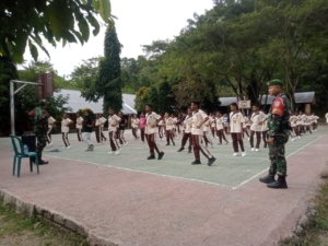 Babinsa Maurole Latih PBB Siswa SMPN Sokoria, Tanamkan Disiplin Sejak Dini