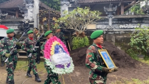 Anggota Kodim 1623/Karangasem Tunjukkan Penghormatan di Pemakaman Militer Alm. Prada Gede Putu Kurniawan