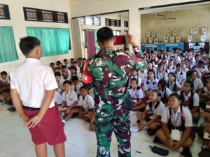 Babinsa dan Bamin Tuud Koramil 07 Payangan Bekali Siswa Baru dengan Nilai Bela Negara dan Disiplin