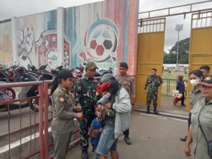 Pengamanan Turnamen Sepak Bola, Babinsa Kodim 1602/Ende Aktif Awasi Situasi Wilayah