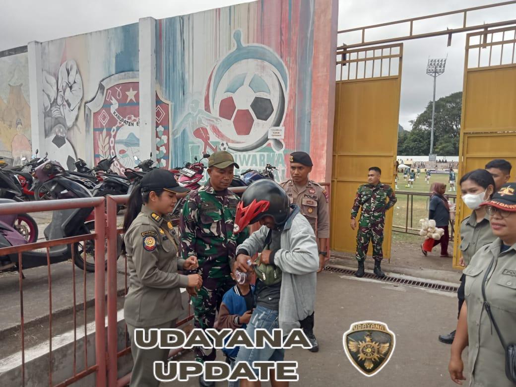 Pengamanan Turnamen Sepak Bola, Babinsa Kodim 1602/Ende Aktif Awasi Situasi Wilayah