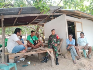 Babinsa Koramil Maurole Aktif dalam Monitoring Keamanan dan Puldata Desa Woloau