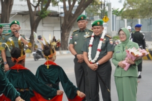 Tradisi Natoni Sambut Danrem 161/Wira Sakti Kolonel Inf. Hendro Cahyono dan Ketua Persit KCK