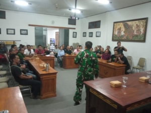 Pasilogdim 1616/Gianyar Sampaikan Wasbang, Warga Batuan Antusias Menyimak