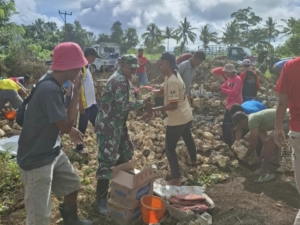 Wujudkan Kebersamaan, Babinsa Koramil 03/Katikutana Bantu Bangun Rumah Warga