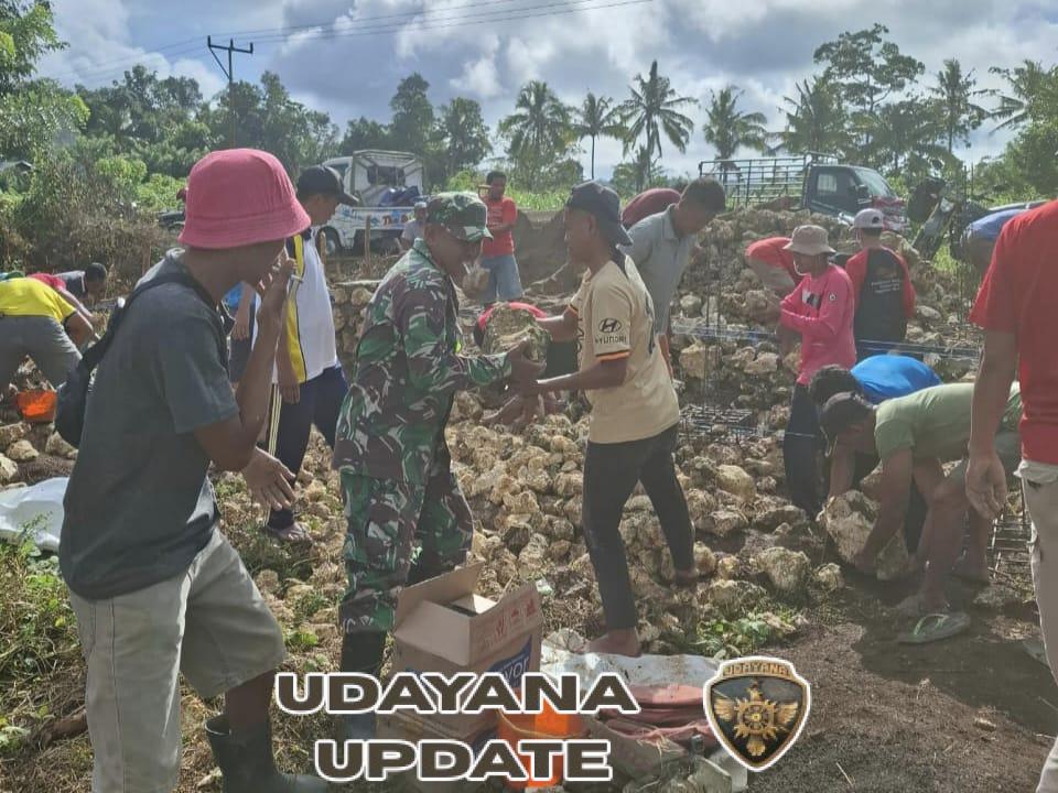 Wujudkan Kebersamaan, Babinsa Koramil 03/Katikutana Bantu Bangun Rumah Warga