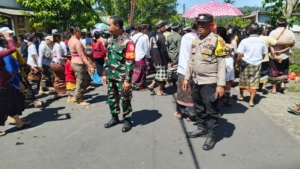 Kolaborasi Babinsa, Pecalang, dan Bakamda Jaga Keamanan Upacara Ngaben Massal di Desa Jungutan