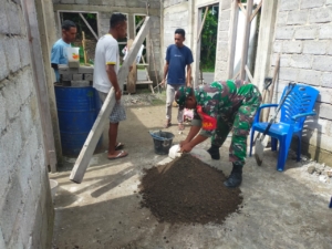 TNI Hadir di Tengah Masyarakat, Babinsa Wolowaru Bantu Warga Bangun Rumah