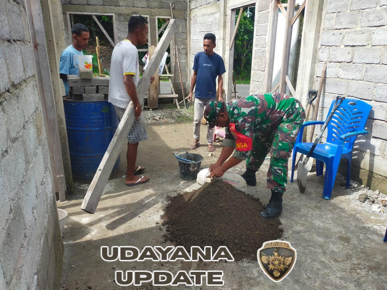 TNI Hadir di Tengah Masyarakat, Babinsa Wolowaru Bantu Warga Bangun Rumah