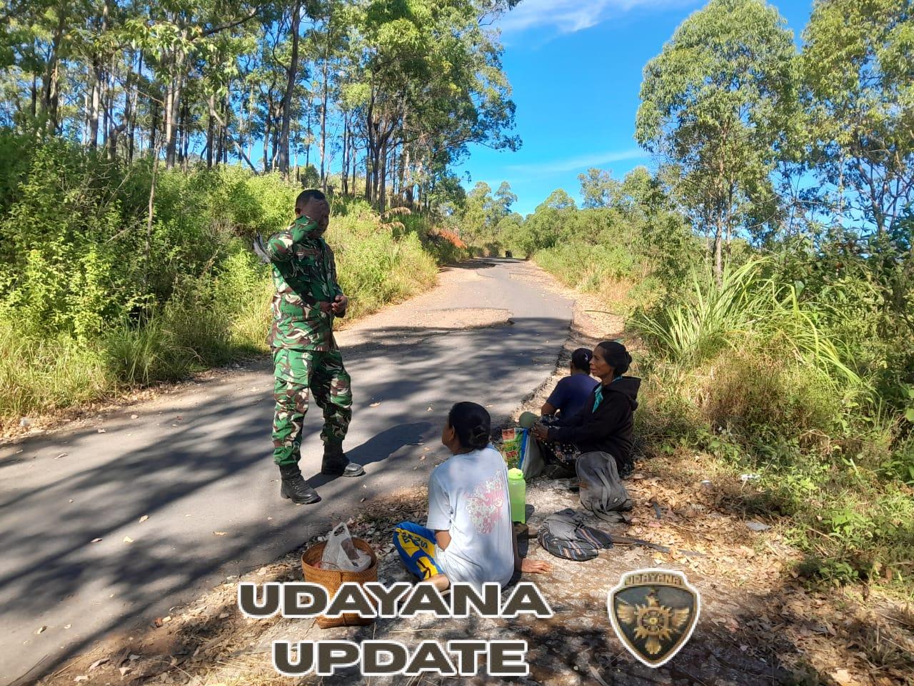 Komsos dan Pamwil, Babinsa Maurole Berikan Rasa Aman di Desa Liselande