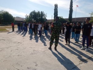 Babinsa Kodim 1602/Ende Ajarkan Disiplin pada Siswa Baru SMA Maurole Lewat PBB
