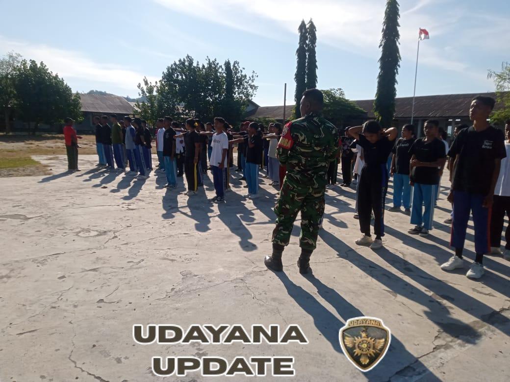 Babinsa Kodim 1602/Ende Ajarkan Disiplin pada Siswa Baru SMA Maurole Lewat PBB