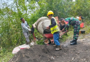 Perbaikan Jalan Rabat di Desa Sokoria, Babinsa Koramil 1602-01 Ende Turun Langsung ke Lapangan