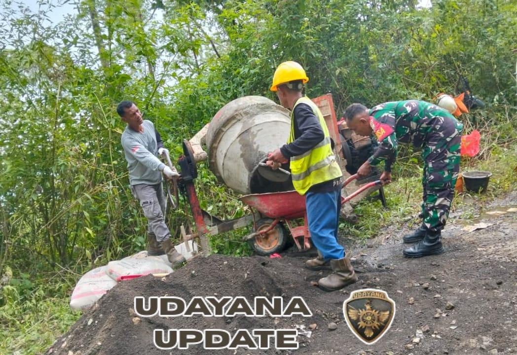 Perbaikan Jalan Rabat di Desa Sokoria, Babinsa Koramil 1602-01 Ende Turun Langsung ke Lapangan