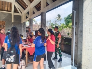 Perhatian Babinsa untuk Balita dan Lansia, Posyandu di Siangan Berjalan Aman dan Tertib