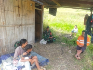 Babinsa Kodim 1602/Ende Laksanakan Komsos dan Pamwil, Warga Ratemangga Apresiasi Kehadiran TNI