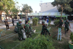 Sinergi untuk Negeri: Kodim 1607/Sumbawa dan Masyarakat Bersihkan Taman Sambut 17 Agustus