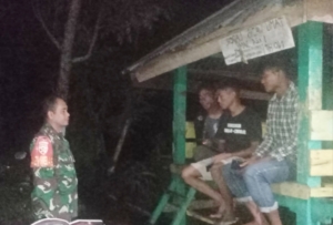 Babinsa Ta’a Motivasi Warga untuk Bersama-sama Jaga Desa Lewat Patroli Malam
