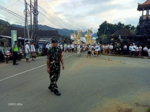 Pastikan Keamanan, Babinsa dan Bhabinkamtibmas Kawal Rangkaian Ngaben Masal di Dawan Kelod