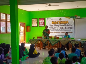 Lewat MPLS, Babinsa Banjarasem Cetak Generasi Penerus yang Disiplin dan Nasionalis di MTSN 2 Buleleng.