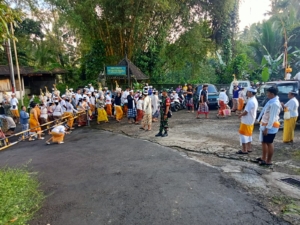 Demi Pelestarian Tradisi dan Budaya Lokal, Sertu Wayan Budiarta Laksanakan Pengamanan Upacara
