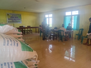 Babinsa Koramil 1612-01/Ruteng Terjun Langsung Awasi Penyaluran Bantuan, Babinsa Ikut Bantu Angkat Beras Warga