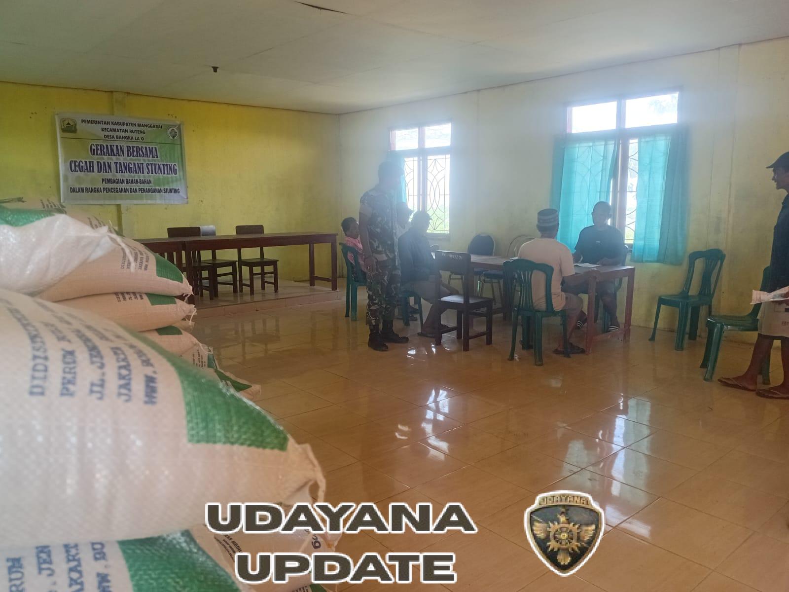 Babinsa Koramil 1612-01/Ruteng Terjun Langsung Awasi Penyaluran Bantuan, Babinsa Ikut Bantu Angkat Beras Warga