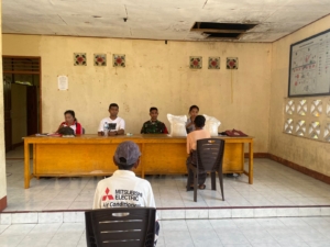 Babinsa Kawal Pembagian Beras BULOG untuk Masyarakat yang Membutuhkan