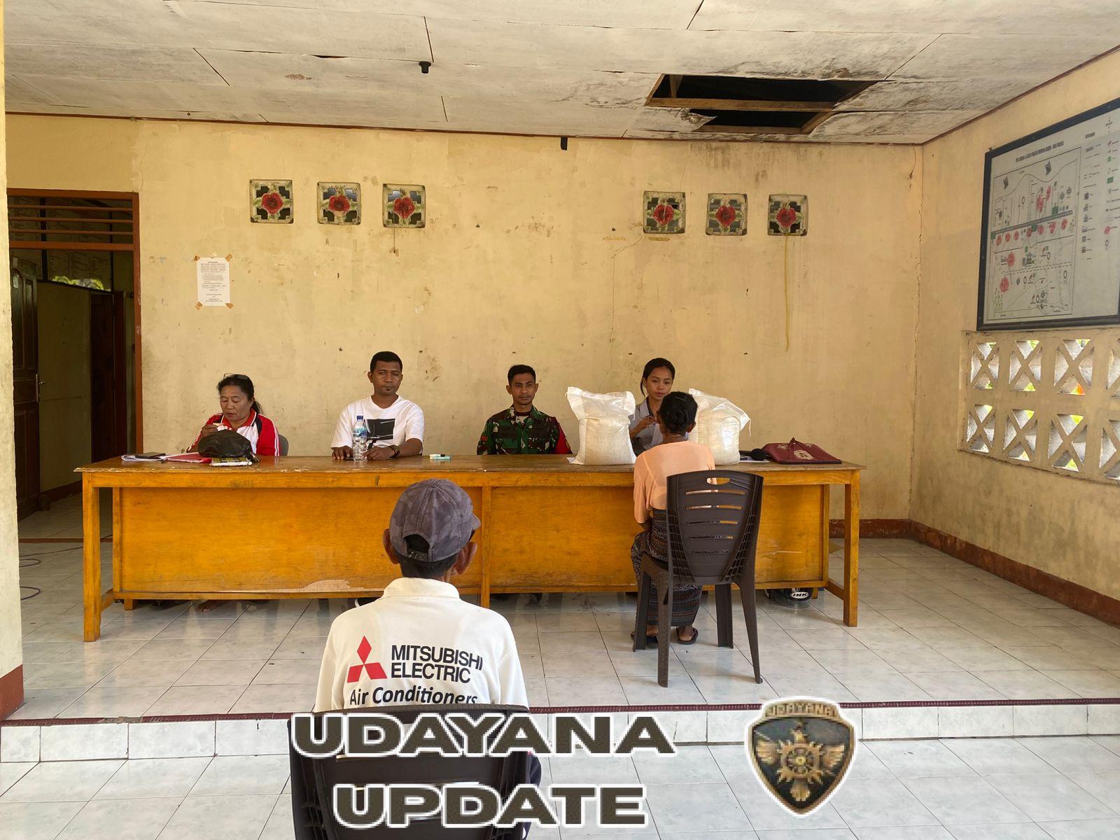 Babinsa Kawal Pembagian Beras BULOG untuk Masyarakat yang Membutuhkan