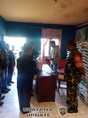 Wujud Kemanunggalan TNI-Rakyat, Babinsa Ruteng Kawal Bantuan Pangan untuk 336 KK