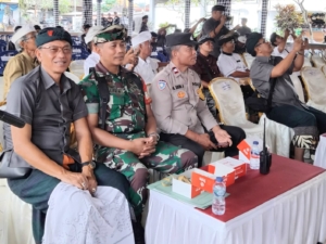 Sertu Made Surita Dampingi Pengukuhan Bendesa Adat Mas, Wujud Peran Aktif Babinsa di Tengah Masyarakat