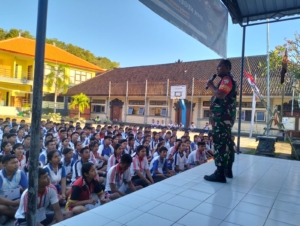 Semangat Kebangsaan Warnai MPLS SMK N 1 Seririt Bersama Babinsa