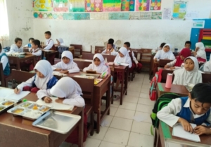 Babinsa Koramil 01/Loli Dampingi Pelaksanaan Makan Bergizi Gratis di SD Islam Wailiang