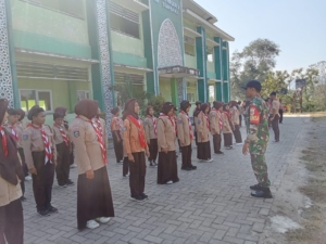Pembentukan Karakter Pelajar, Babinsa Bunga Eja Berikan Materi PBB di MTsN 2 Sumbawa