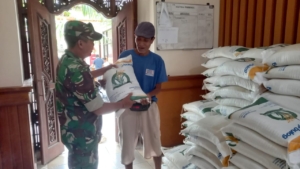 Pelda Dewa Karnadi Pastikan Bantuan Beras Tepat Sasaran di Desa Sayan