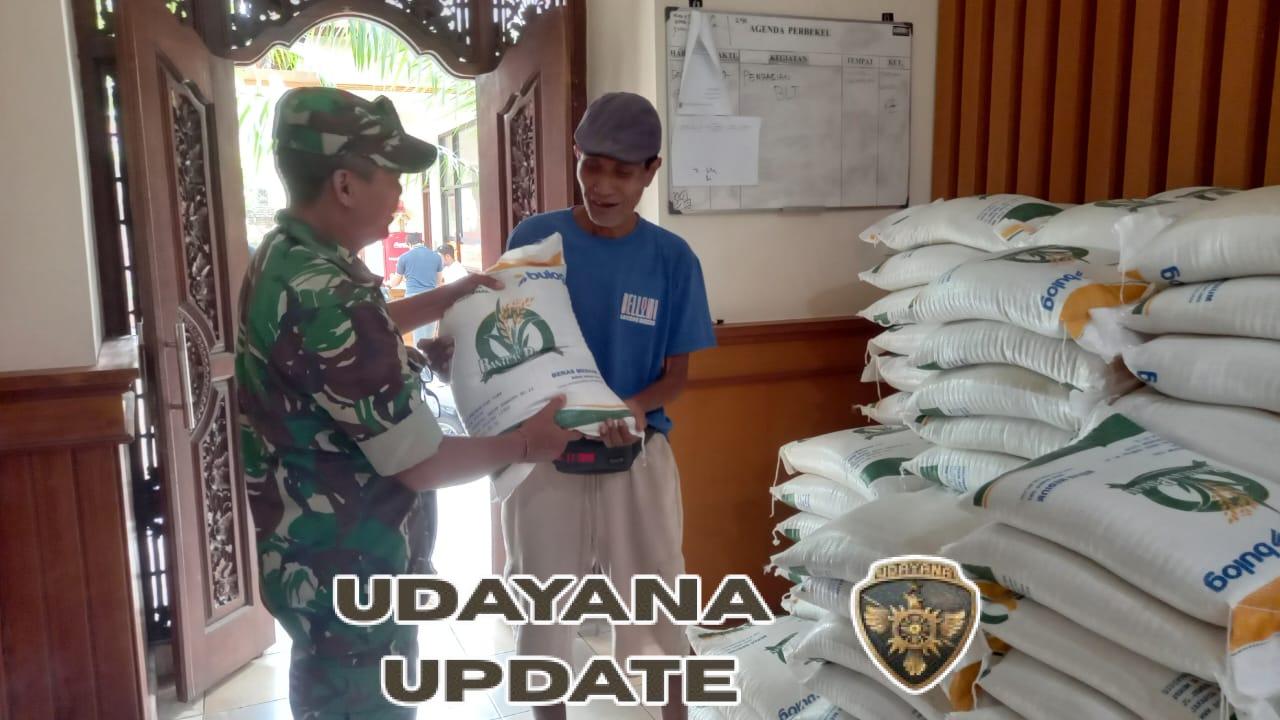 Pelda Dewa Karnadi Pastikan Bantuan Beras Tepat Sasaran di Desa Sayan