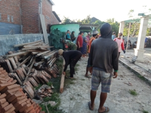 Musala Diperbaiki, Silaturahmi Dipererat: Gotong Royong Babinsa dan Masyarakat Empang