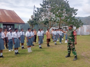 Tingkatkan Kedisiplinan Pelajar, Babinsa Detusoko Beri Pelatihan PBB Saat MPLS