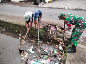 Kolaborasi TNI dan Masyarakat Montong Gading Angkat Sampah dari Selokan