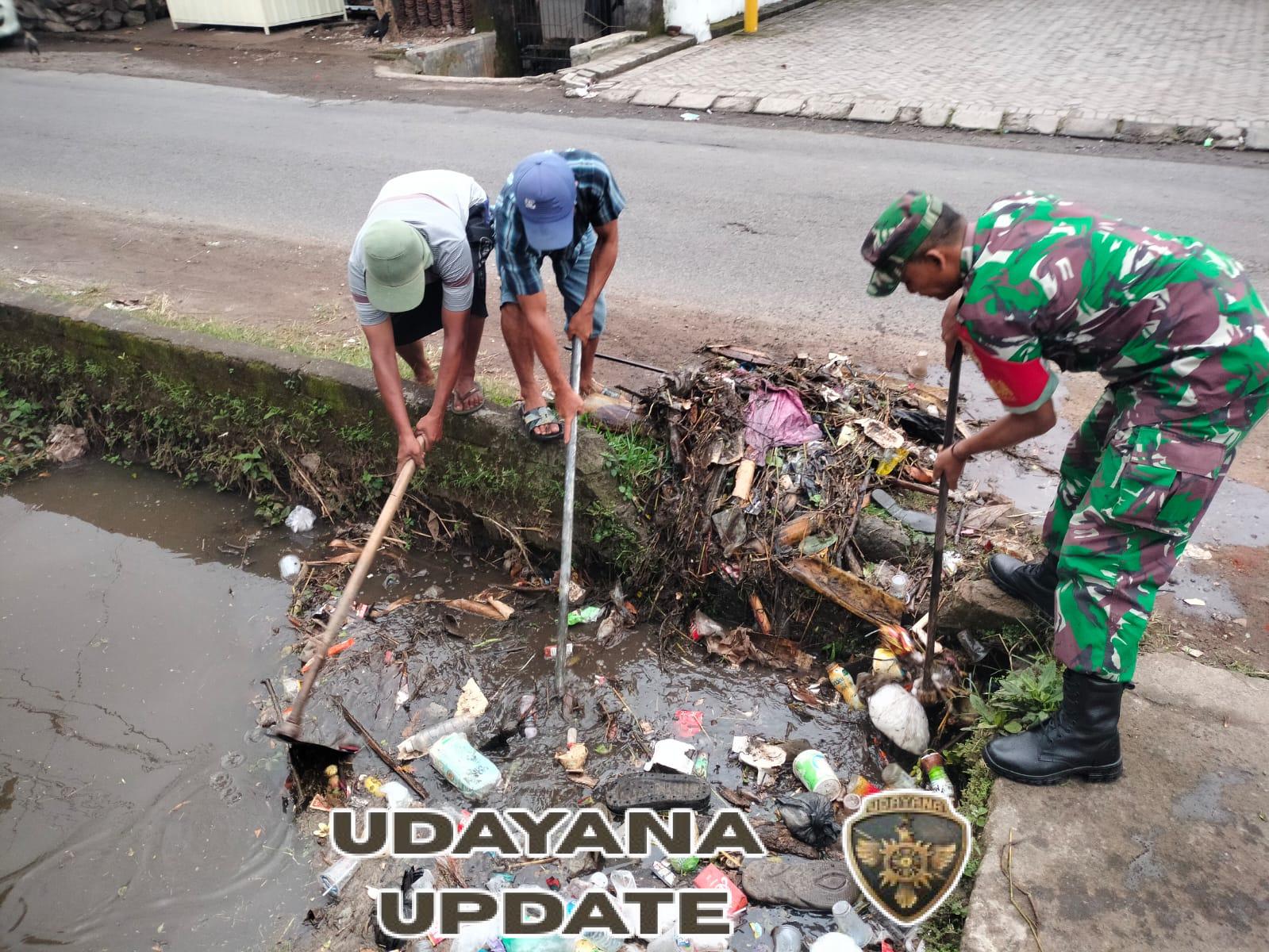 Kolaborasi TNI dan Masyarakat Montong Gading Angkat Sampah dari Selokan