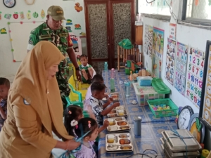 TNI Hadir di Tengah Anak Sekolah: Babinsa Ende Bagikan Makanan Sehat dan Bergizi