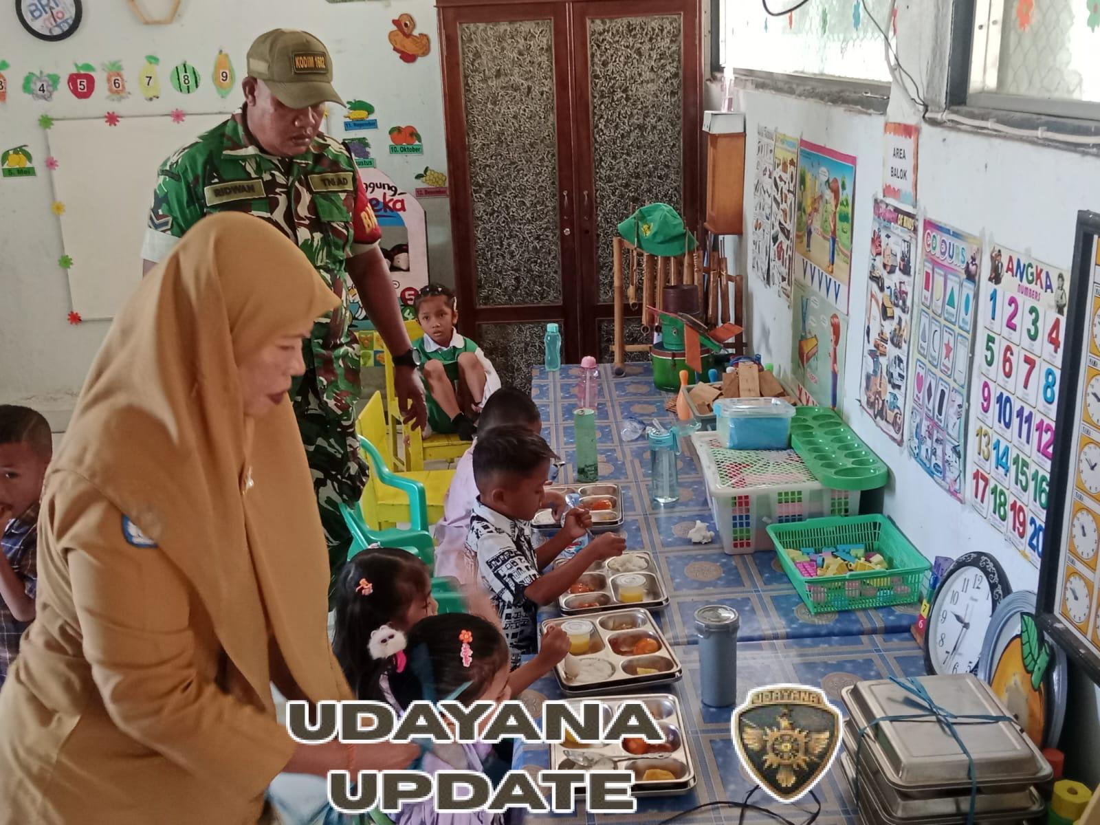 TNI Hadir di Tengah Anak Sekolah: Babinsa Ende Bagikan Makanan Sehat dan Bergizi